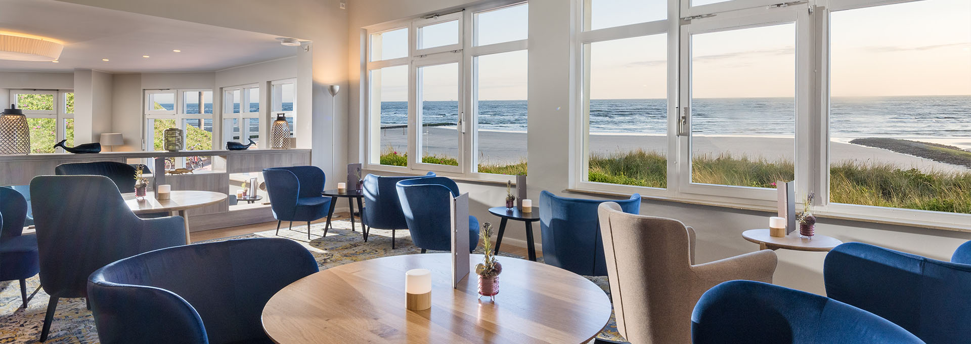 Restaurant mit Blick auf das Meer im Strandhotel Gerken