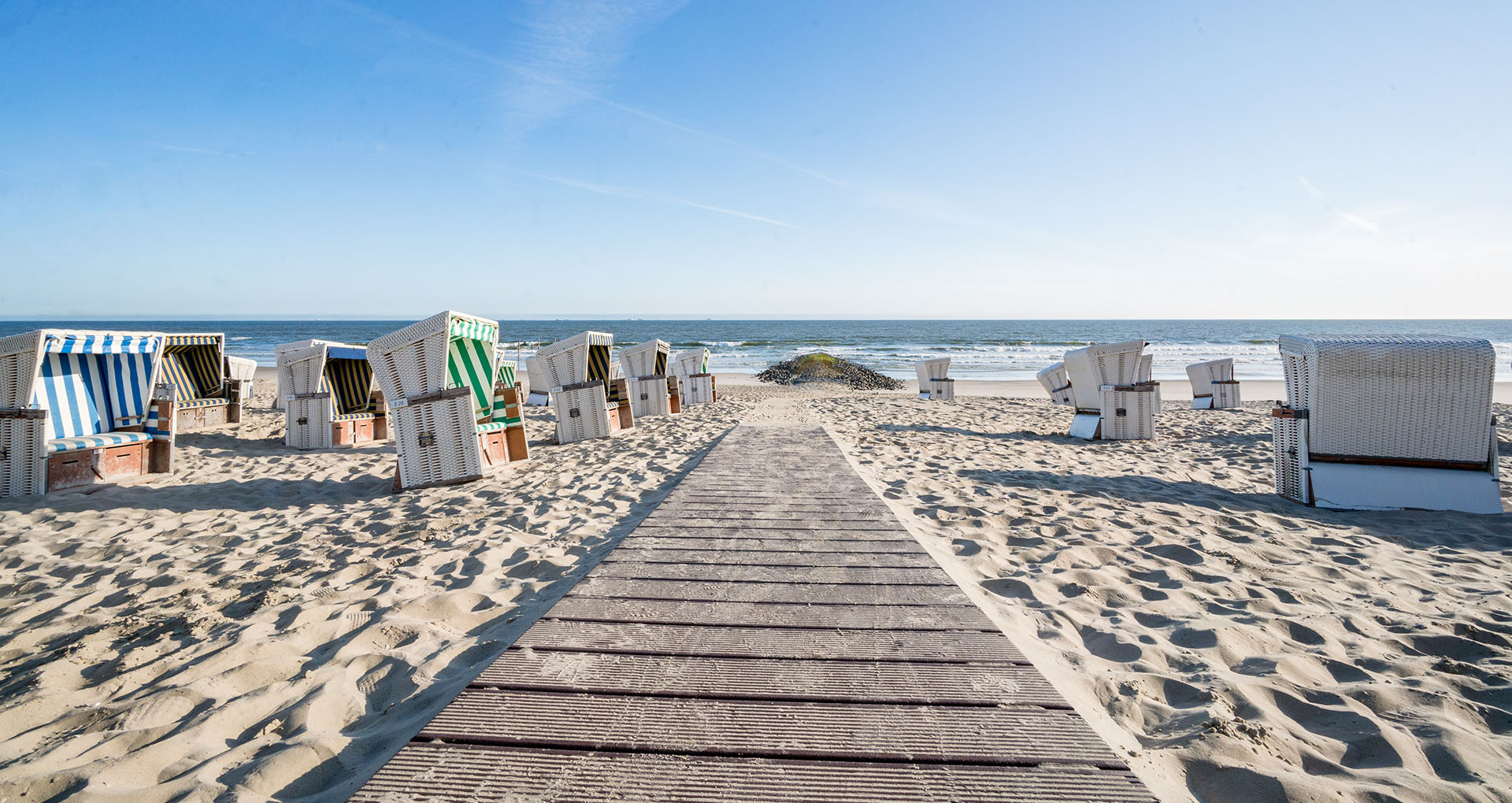 Strand mit Strandkörben am Strandhotel Gerken in Wangerooge